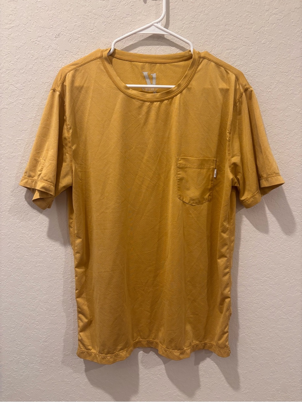 Vuori Tradewind Performance Pocket Tee Men L Mustard Gold Heather Athletic